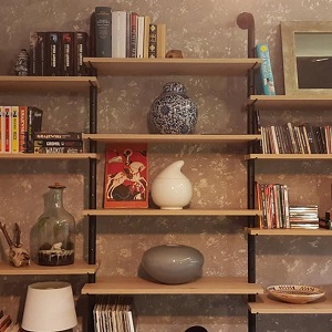 dekoracje i książki ułożone na półkach