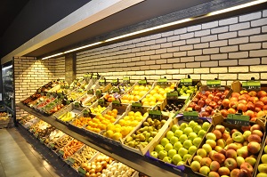 oświetlenie owoców i warzyw w sklepie