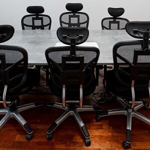 czarne krzesła biurowe przy stole