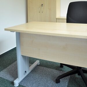 biurko i krzesło w biurze