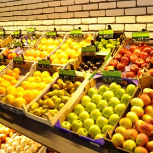 owoce pogrupowane według kolorów w sklepie