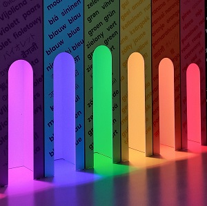 kolorowe tuby świetlne w muzeum