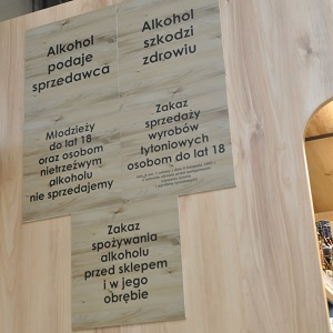 tabliczki informacyjne umieszczone na regale sklepowym